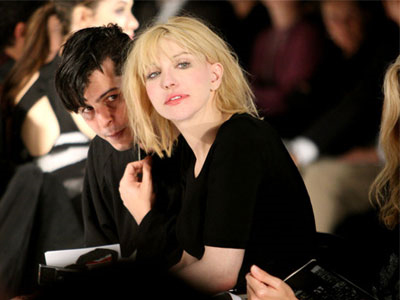 Η Courtney Love επέστρεψε στο twitter