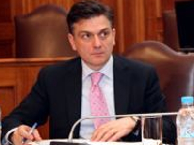 Του φόρεσαν κολάρο