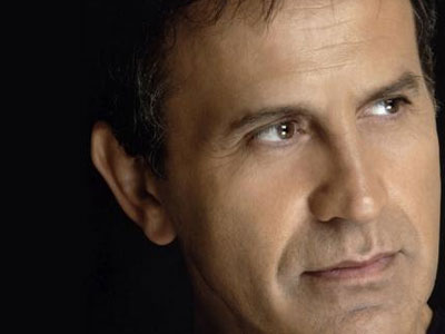 Στο χειρουργείο ο Γιώργος Νταλάρας