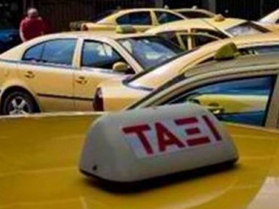 Οδηγοί ταξί απέκλεισαν τα γραφεία της ΝΔ