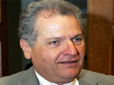 Mε γυναικεία ομπρέλα στη Βουλή