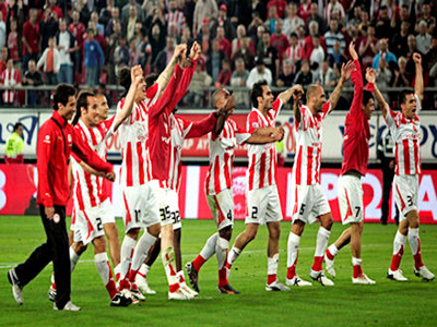 Οι ποδοσφαιριστές του ΟΣΦΠ στη πλατεία Κοραή