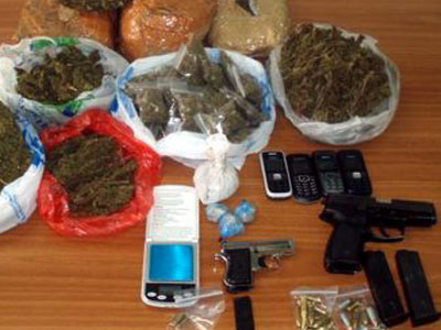 Συλλήψεις για όπλα και ναρκωτικά