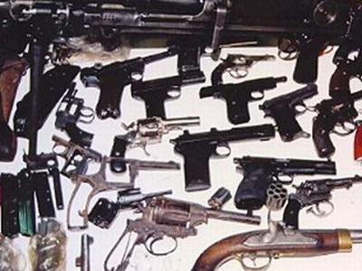 Παράδοση οπλισμού από την Πρεσβεία της Λιβύης στη Δ.Α.Ε.Ε.Β.