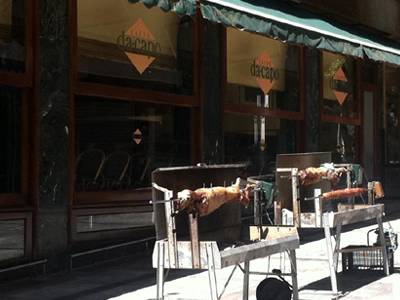 Το σούβλισμα του οβελία στο Κολωνάκι