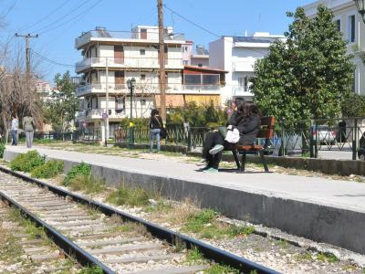 Πάτρα: Τοποθέτησαν παγκάκια στις ράμπες επιβίβασης του προαστιακού