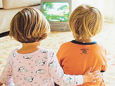 Με παχυσαρκία απειλούνται τα παιδιά με τηλεόραση στο υπνοδωμάτιό τους