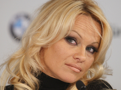 Νέα(;) γυναίκα, μόνη ψάχνει…