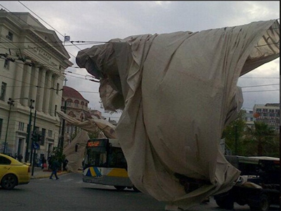 Πανό που ξεκόλλησε από τον Πύργο, τυλίχτηκε στα καλώδια της ΔΕΗ
