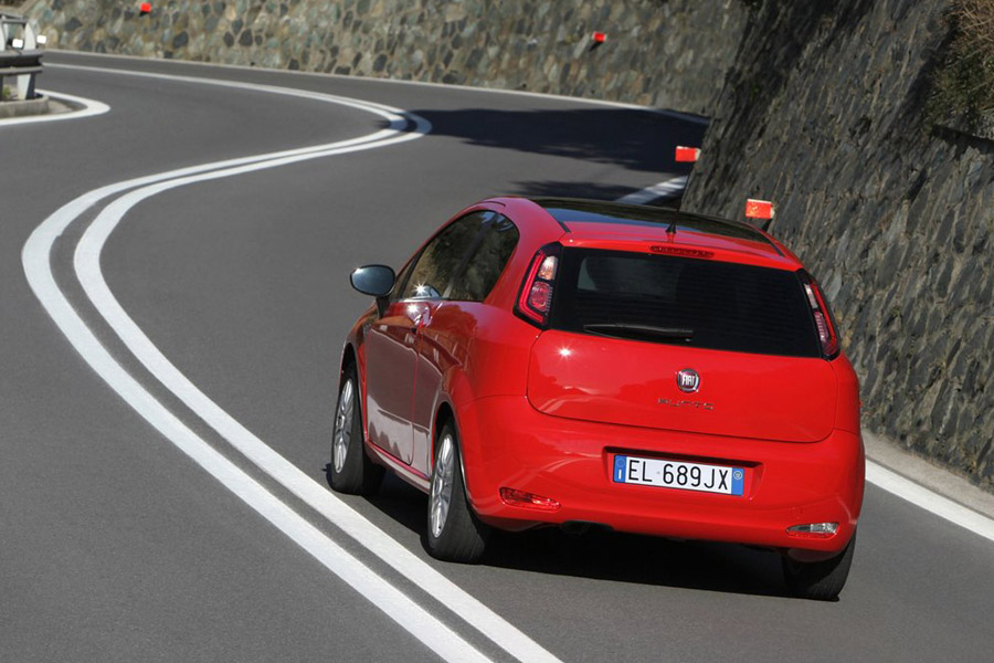 Σε απαιτητικές διαδρομές, δείχνει το σπορ οδηγικό χαρακτήρα του