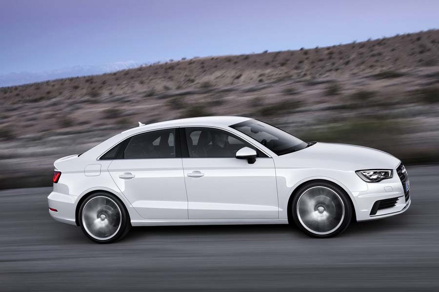 Παρότι sedan το αμάξωμα έχει coupe καταβολές