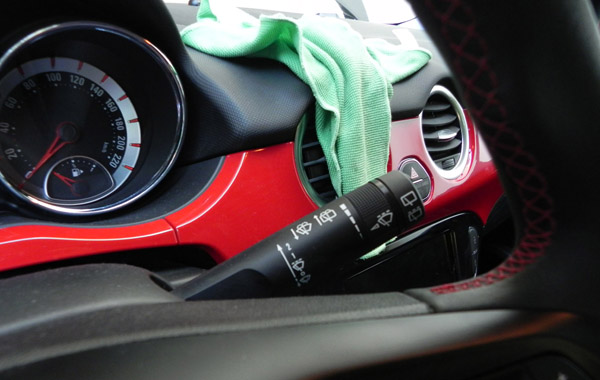 Με ένα πανί καθαρίστε όλα τα σημεία της καμπίνας 