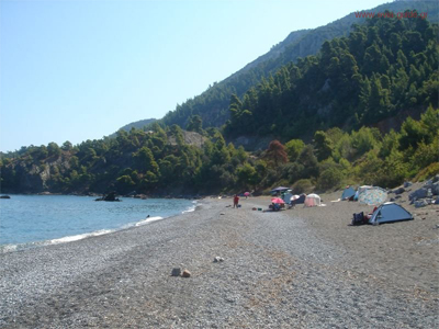 “Να απομακρυνθούν οι σκηνές από την παραλία”