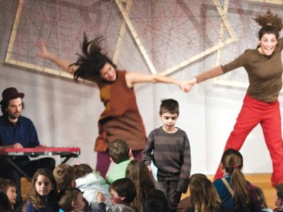 «Το παρδαλό κασκόλ» στο θέατρο «Ακαδήμεια»