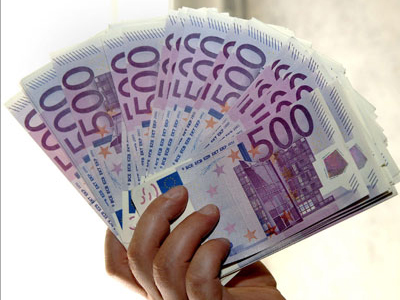 Παρέδωσε φάκελο με 5.500 ευρώ