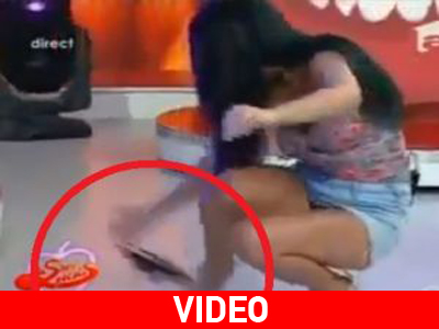 Παρουσιάστρια βγάζει το εσώρουχό της και το φοράει καπέλο σε καλεσμένο της