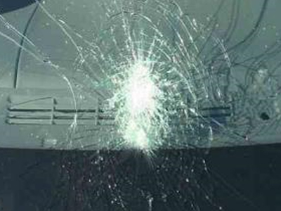 Πετάει πέτρες στα αυτοκίνητα