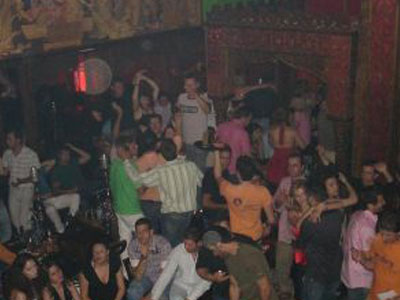 Πάρτι με… μαχαιριές και ξύλο