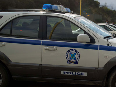 Ο αστυνομικός κλοιός τον έκανε να παραδοθεί