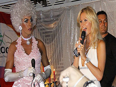 Η Paris Hilton υποστηρίζει την «Gay Community»