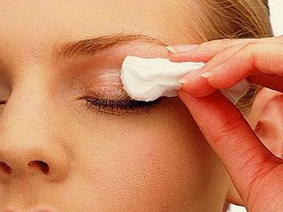 Ντεμακιγιάζ ματιών σε ένα λεπτό!