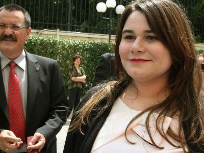 Προσαγωγή της κόρης του Μιχαλολιάκου για ξυλοδαρμό μετανάστη