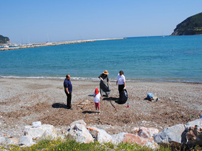 Η τρίτη ηλικία στην πρώτη γραμμή για τον καθαρισμό των ακτών