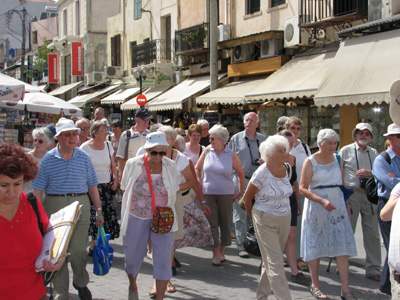 Η ακυβερνησία διώχνει τους τουρίστες