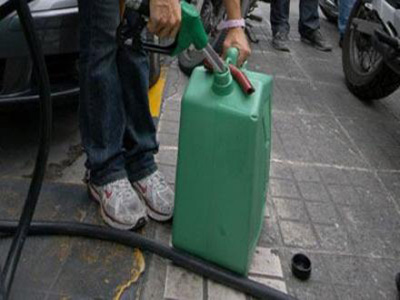 Έκλεβε βενζίνη από παρκαρισμένα Ι.Χ.