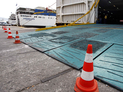 Δεμένα τα πλοία, σε απόγνωση οι νησιώτες.