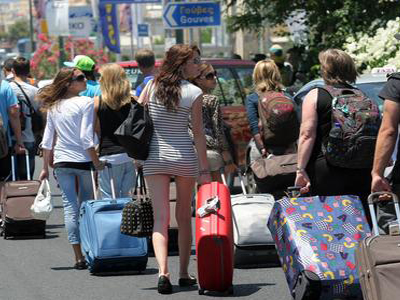 Τουριστικό «κραχ» δείχνουν τα πρώτα στοιχεία