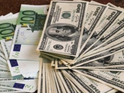 Κάτω από το 1,22 δολ. το ευρώ