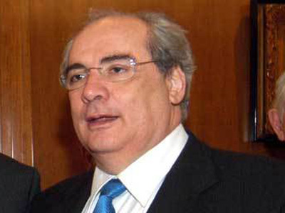 Ο Β. Μιχαλολιάκος πανηγυρίζει τη νίκη του Ολυμπιακού