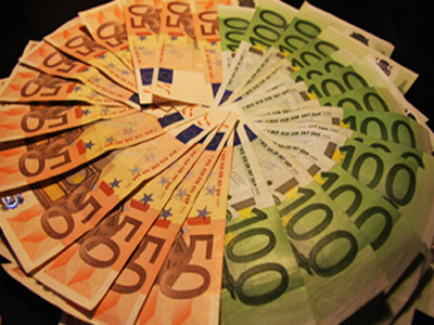 Σταθεροποιείται το ευρώ