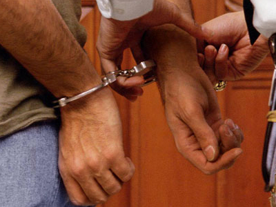 Στη «φάκα» για παράνομα τσιγάρα και cd-dvd