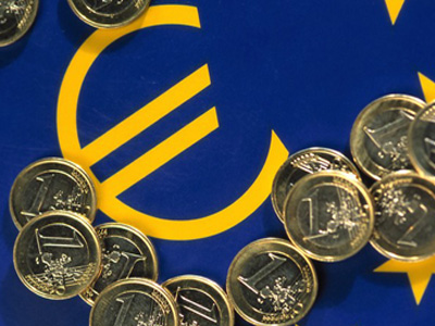 Σε κλοιό πιέσεων το ευρώ