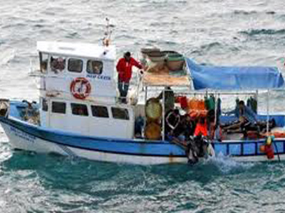 Εντοπίστηκε σκάφος με λαθρομετανάστες