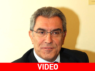 O Bασίλης Καπερνάρος στη Λουκίλα Καρρέρ και τη Λίτσα Θεοφάνους