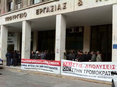 Συνεχίζουν την απεργία τους οι χαλυβουργοί