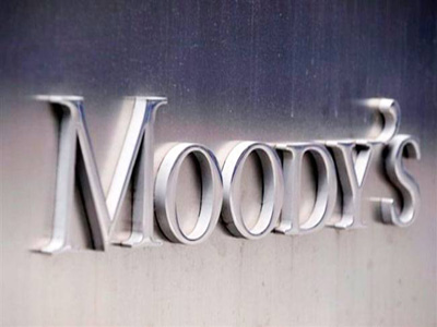 Moody’s: «Ρίχνει» 15 τράπεζες