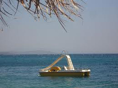 Τους παρέσυρε το κύμα