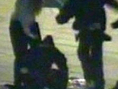 Προεκλογική συγκέντρωση με κλωτσιές, μπουνιές και 26 προσαγωγές