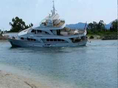 Επιχείρηση αποκόλλησης θαλαμηγού στο Αγκίστρι