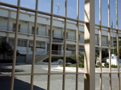 Δεσμοφύλακες  εμπιστεύθηκαν κρατούμενη τους