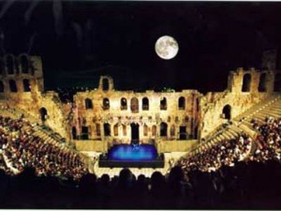 «Απειλή» οι τσίχλες και τα τακούνια στο Ηρώδειο