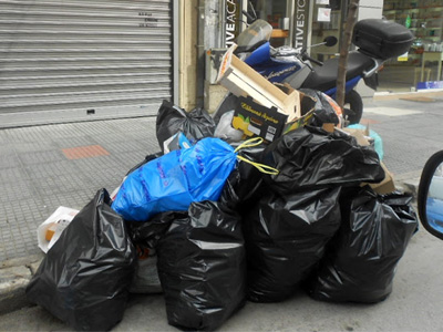 Πρόβλημα η έλλειψη κάδων στον Πειραιά