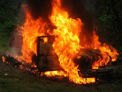 Στις φλόγες δύο αυτοκίνητα στο Κερατσίνι