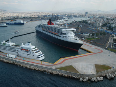 «Νεκρή θάλασσα» το λιμάνι του Πειραιά