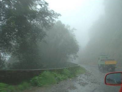 Τεράστιες καταστροφές και νεκροί από τους μουσώνες