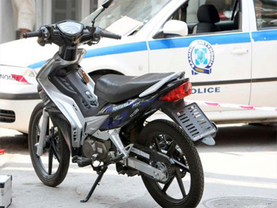 Παρέσυρε αστυνομικό με το μηχανάκι  του